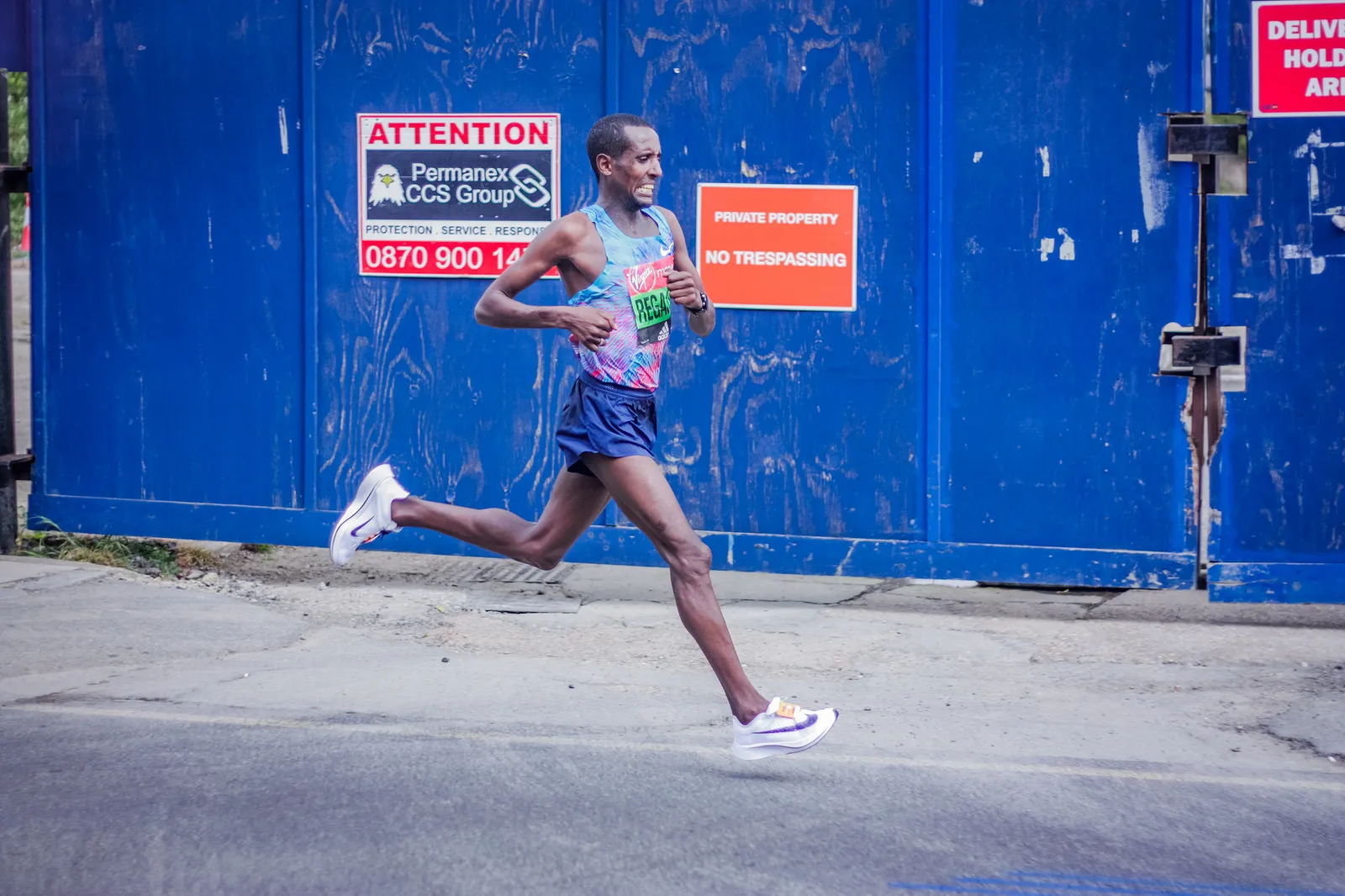 Tilahun Regassa on the course of 2017 London Marathon