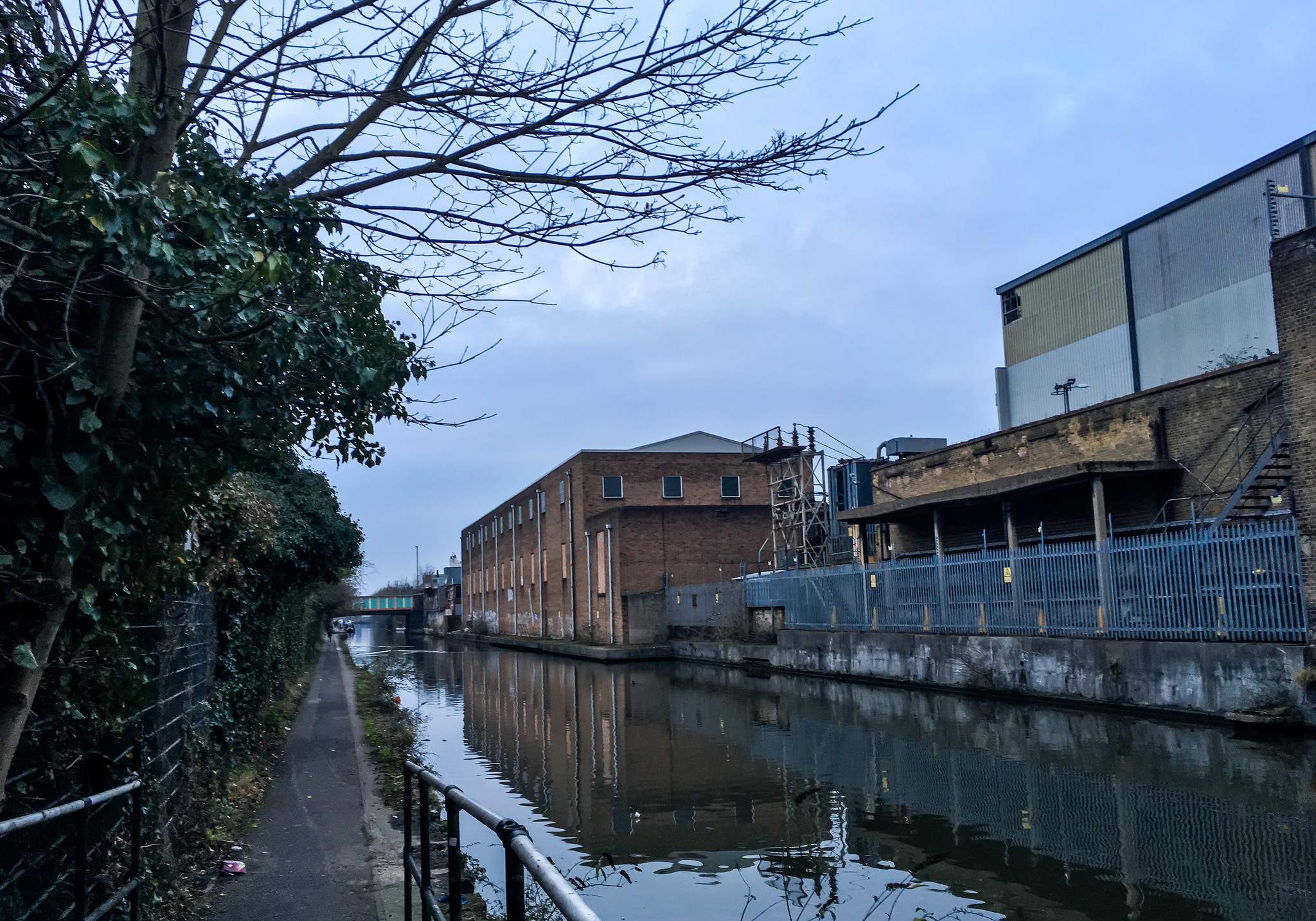 Running path along Grand Union Canale, London