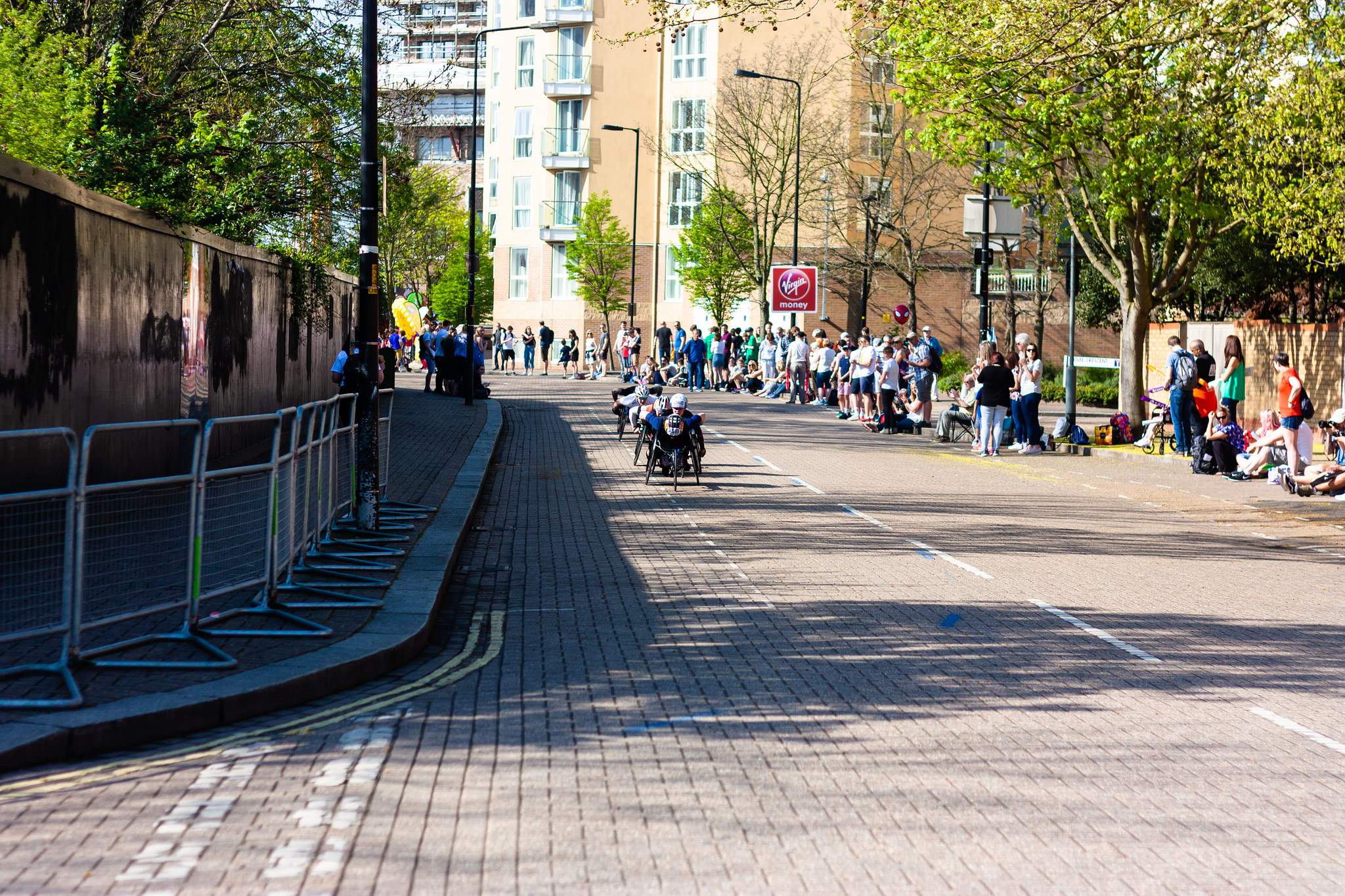 Wheelchairs athletes approaching, 2018 London Marathon